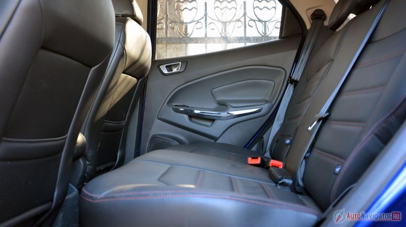 На заднем диване тесно. Но не критически