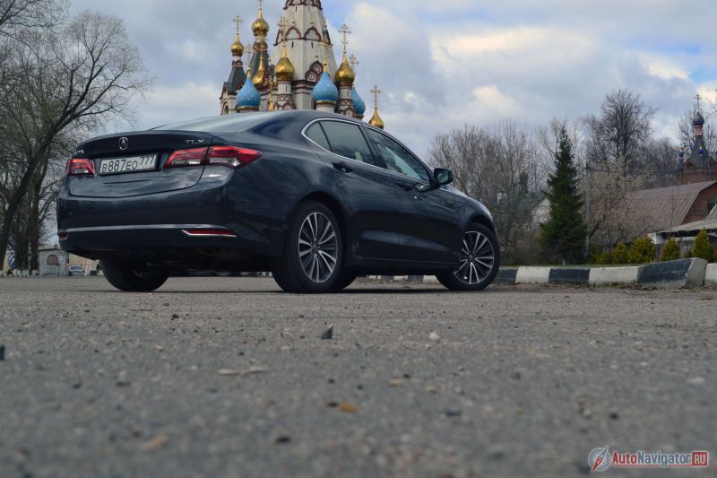 Всем своим видом TLX показывает, что он скорее бизнес, чем спорт
