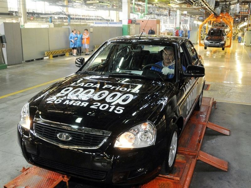 АвтоВАЗ выпустил 900-тысячный автомобиль Lada Priora.