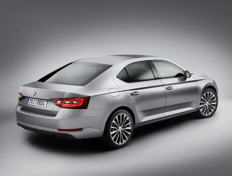 Корма Skoda Superb третьего поколения выглядит намного гармоничнее, чем раньше