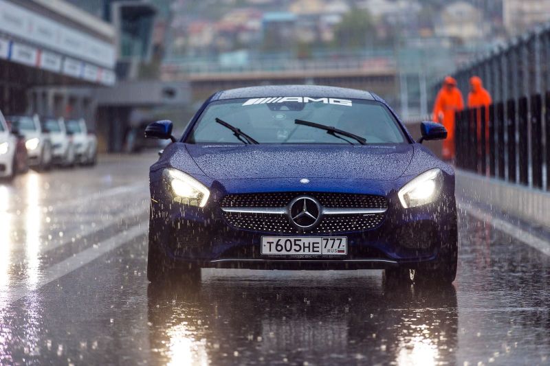 При относительно скромной длине и небольшой высоте автомобиль воспринимается широким. Остроты добавляет хищная морда