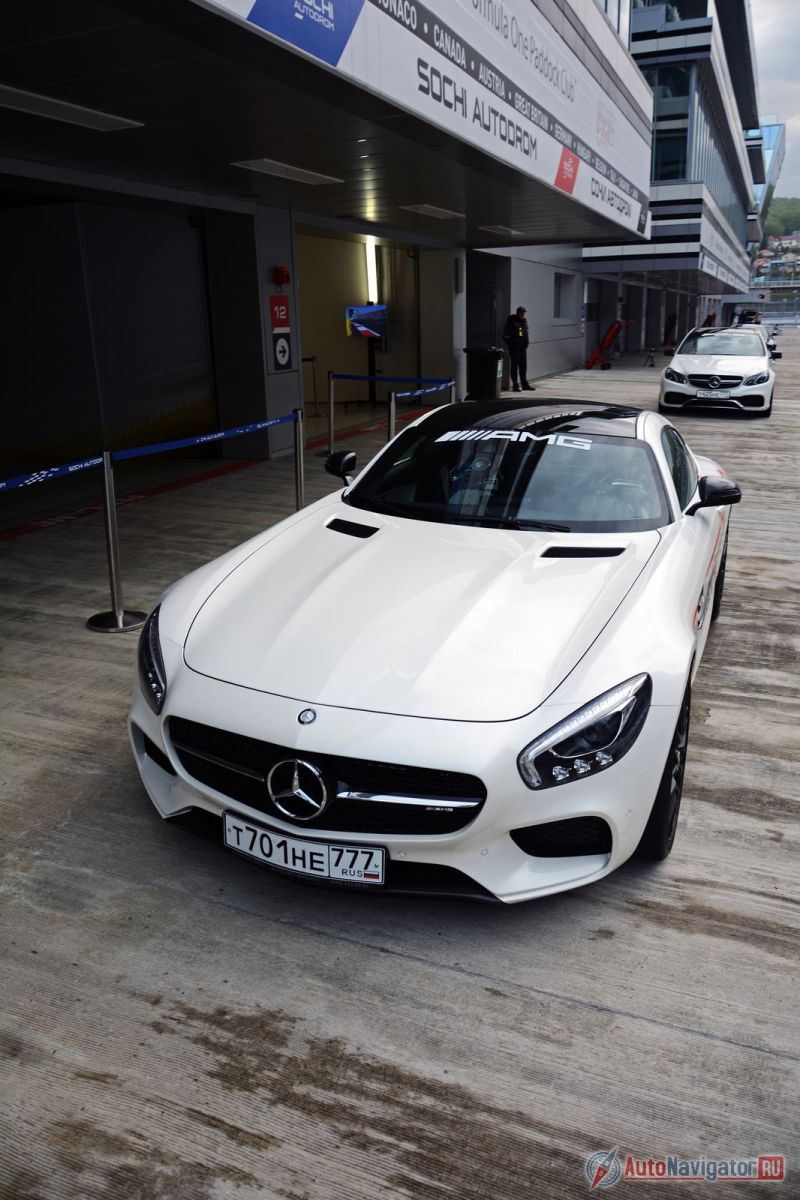 Огромный, рельефный капот чуть ли не в половину корпуса, размашистые возухозаборники, вертикально установленная решетка…