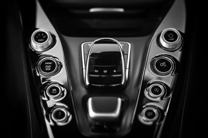 Футуристично-космический блок, где сосредоточены почти все элементы управления первостепенными и дополнительными функциями