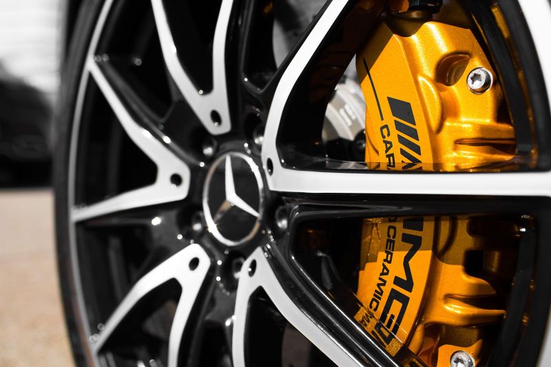 Только ему удалось разжечь тормоза, правда, с красными, обычными суппортами. На фото же опциональная карбонокерамика