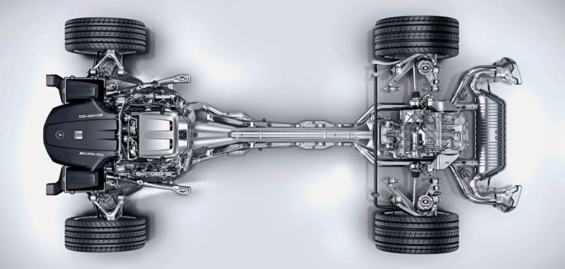 Двигатель и коробка разнесены по осям ради лучшей развесовки. А кардан упакован в специальную алюминиевую трубу, жёстко соединяющую переднюю и заднюю часть, видимо для большей жёсткости