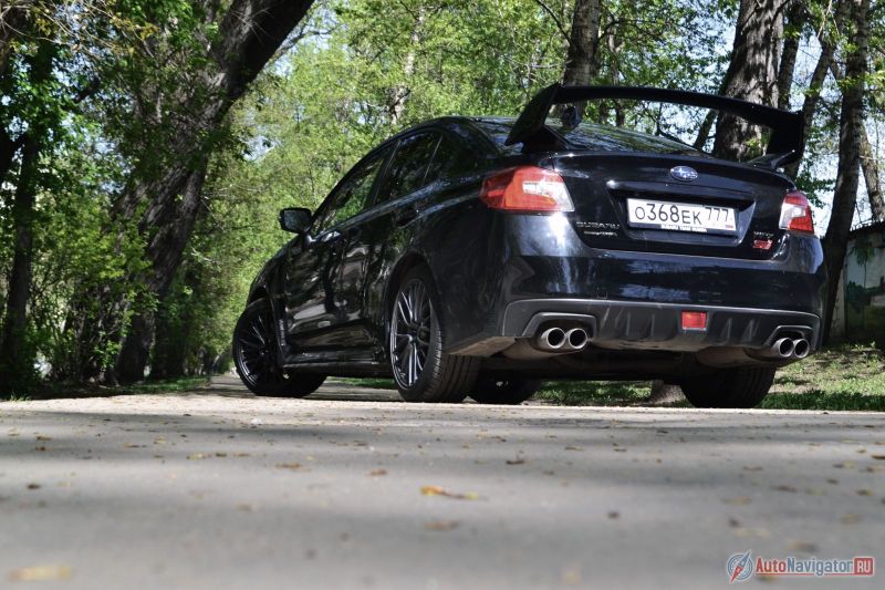 Не будь здоровенного антикрыла и четырех патрубков выхлопной системы, корма смотрелась бы еще скучнее передка