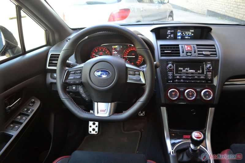 Салон по-субаровски прост и незамысловат. Красная подсветка приборов, обыкновенная магнитола, крутилки климат-контроля и только механика
