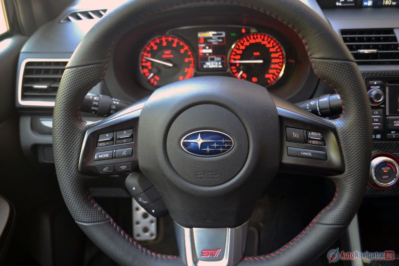 Руль хоть и не очень пухлый, зато рельефный там, где надо, и прямо сам ложиться так, чтобы хват был правильным.