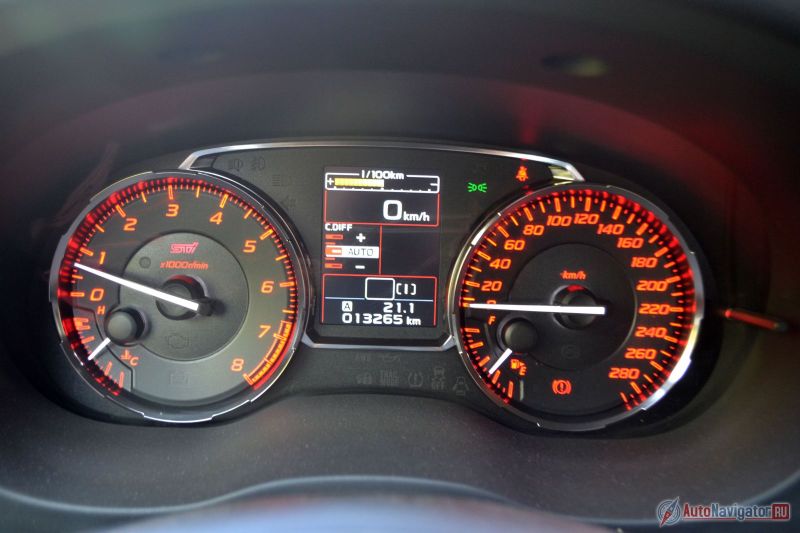 Честно сказать, спидометр читается плохо, зато тахометр - хорошо. Есть даже красная лампочка, которая загорается за мгновение до того, как стрелка упрется в ограничитель