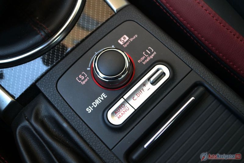 Subaru Intelligent Drive (сокращенно SI-Drive). Система меняет настройки чувствительности педали газа и отзывчивости машины. К слову сказать, даже в стандартном режиме ни о какой плавности и спокойствии речи не идет. Чуть ниже система управления дифференциалами. На треке можно поковыряться ручками, но в реальной жизни лучше отдать все под контроль электроники, она быстрее поменяет настройки в нужный момент. Переключателем C.DIFF можно слегка менять повадки машины с переднеприводных на заднеприводные или на полноприводные