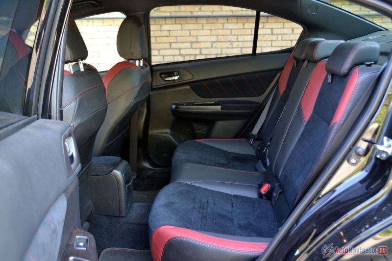 Сзади места достаточно, но о каком-то комфорте речь не идет. Нет даже подлокотника и дефлекторов системы вентиляции