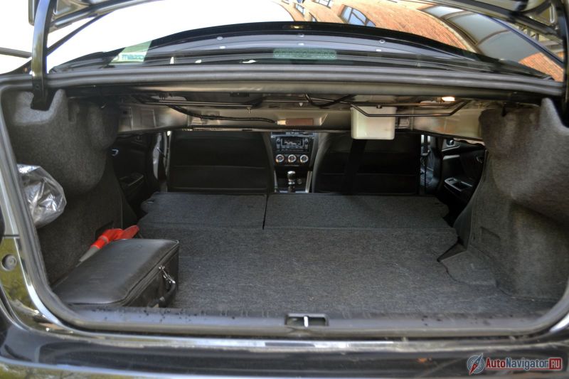 Объем багажника – 460 литров. Сиденья складываются, образуя ровный пол, но лючка для длинномеров нет