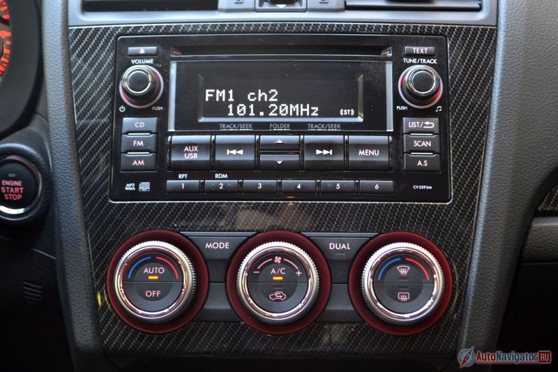 Музыка самая обычная, без навигации, но usb-порт есть в подлокотнике. Климат-контроль, несмотря на свою внешнюю простоту, двухзонный и в автоматическом режиме работает без нареканий