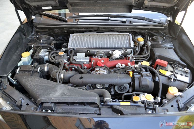 Мотор объемом 2,5 литра выдает 300 л.с. Говорят, что масла он ест немало, но я за почти 2500 км так ни разу и не подливал. Наверное, мало отжигал в красной зоне