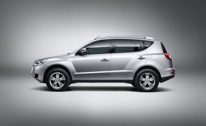 Элегантно смотрится и профиль – оптимальный для кроссовера наклон носовой части, восходящая подоконная линия и массивная интересно выглядящая задняя стойка крыши