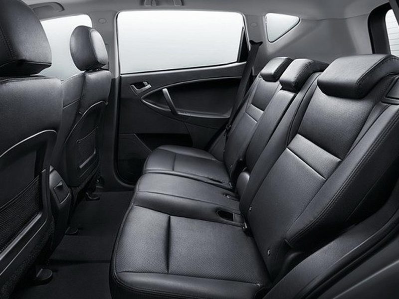 Второй ряд просторен и имеет регулировки спинок и регулировки в продольном направлении