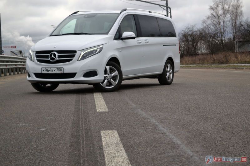 Несмотря на размерность 225/55 R17, колеса по сравнению с самой машиной смотрятся довольно маленькими