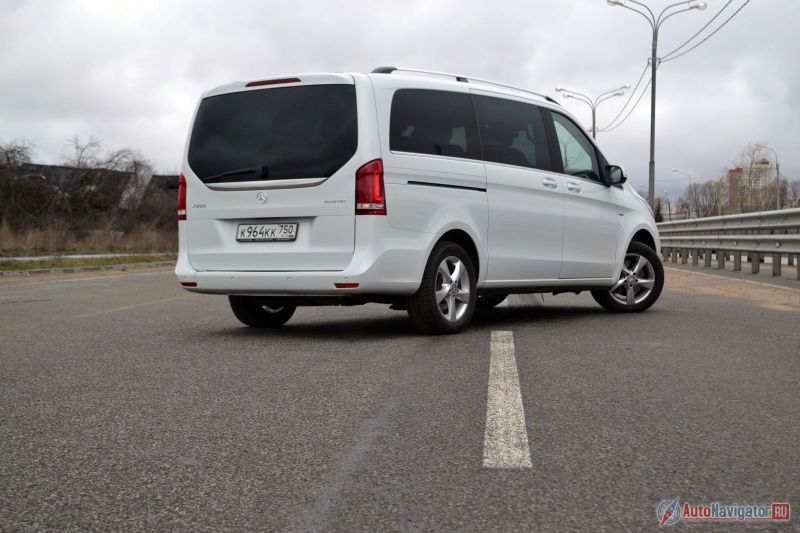 Сзади с минивэном сложно сделать что-то интересное. В Mercedes постарались. Не получилось