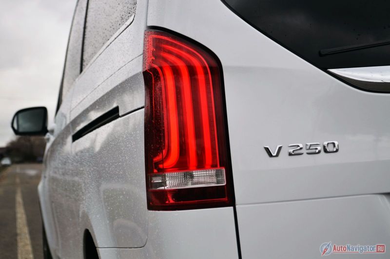 Задние фонари светодиодные и придают хоть какую-то затейливость огромной корме