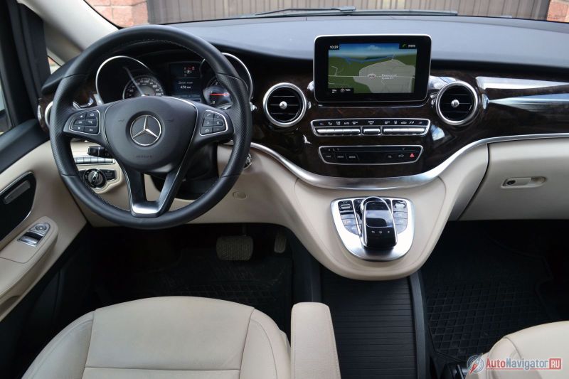 В салоне все, как в седане. И огромный кусок псевдодерева, тянущийся от левой двери к правой через всю торпеду, и шайба управления системой Command Online, и тачпад, и кнопочки, и экран – все, что возможно, короче говоря