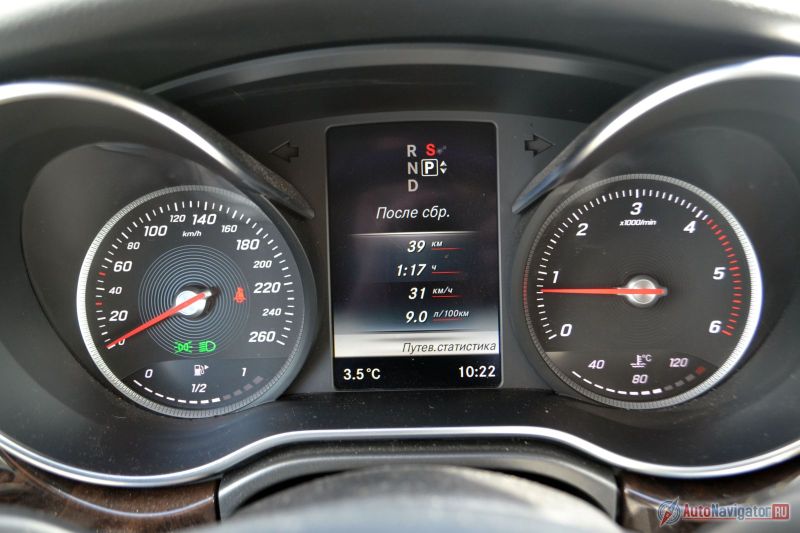 Средний расход топлива по городу получился 9 литров на 100 км. Хотя по паспорту обещают 6,6. Разница, конечно, большая, но учитывая частые переключения в спортивный режим и активную работу газом, весьма и весьма неплохо для машины весом около двух с четвертью тонн. Кстати, тот же мотор, но с меньшей отдачей, прожорливее