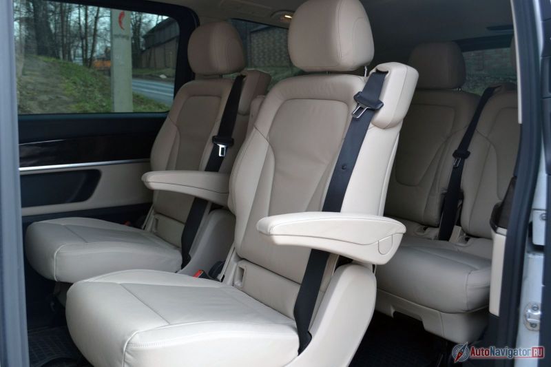 На втором ряду два сиденья, которые двигаются по направляющим на полу. Между ними еще может быть тумба с раскладывающимся столиком, но в тестовой машине ее не было