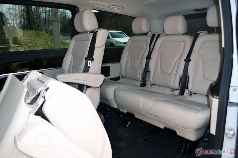 Сзади два сиденья сдвоены, третье отдельное. Надо сказать, по комфорту второй и третий ряд почти не отличается, разве, что подлокотников на третьем ряду нет