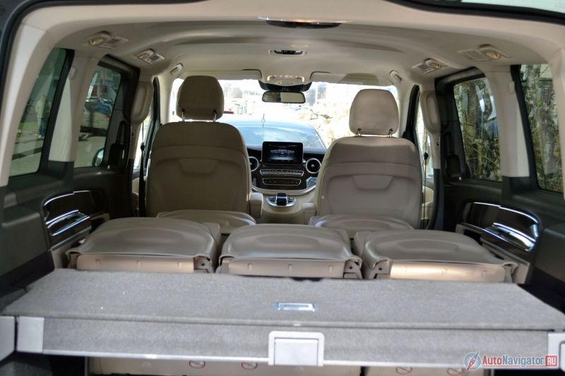 Спинки сидений в салоне складывается и можно перевозить что-то по-настоящему большое. Например, матрац для двухспальной кровати. Однако это скорее экзотика и мало кто догадается до этого. К тому же спинки сидений не плоские и ровной поверхности не получается