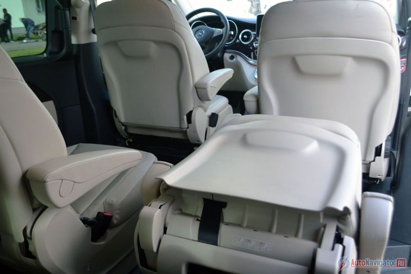 Если бы спинки сидений были плоскими и ровными, то, сидя на третьем ряду, можно было бы сложить сиденье второго ряда и получить аккуратный столик для документов или ноутбука. Но, нет