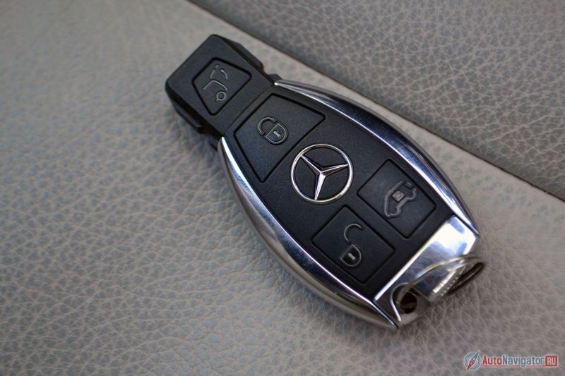 Боковые двери, как и багажная, с электроприводом, так что для них на ключе отдельные кнопочки