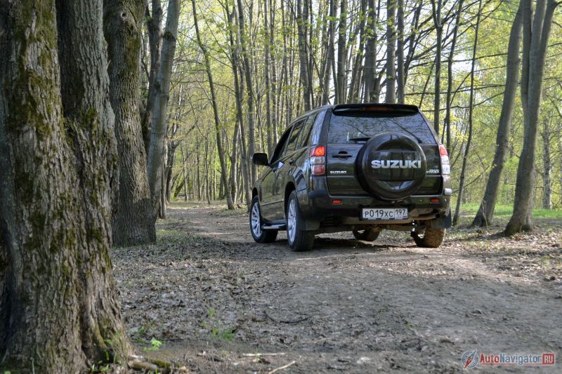 Grand Vitara - своего рода уникальный автомобиль, не имеющий аналогов на нашем рынке. Он является как бы промежуточным звеном между полноценными внедорожниками и кроссоверами. Как и у последних, у него отсутствует рама и неразрезные мосты, ходы подвесок не очень большие, зато ехать на нем довольно комфортно. А вот от настоящих внедорожников ему достался честный постоянный полный привод с блокировкой межосевого дифференциала и понижающей передачей