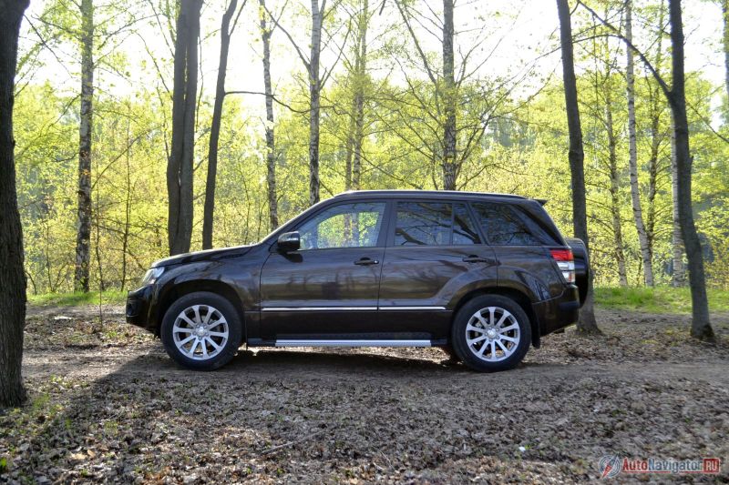 Клиренс – 200 мм. Геометрическая проходимость - опять же, нечто среднее между настоящими внедорожниками, вроде Land Cruiser или Pajero Sport, и кроссоверами, типа Rav4 и Kia Sportage