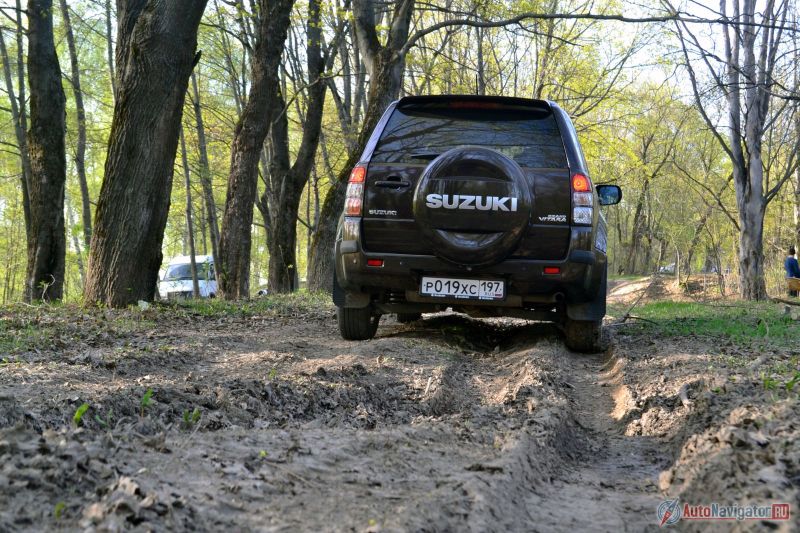На такой машине не страшно отправляться в лес и исследовать окрестности дачного поселка. Все легкоранимые элементы под днищем надежно прикрыты. Даже как-то жаль, что после ухода Grand Vitara с рынка вместо него останется пустота