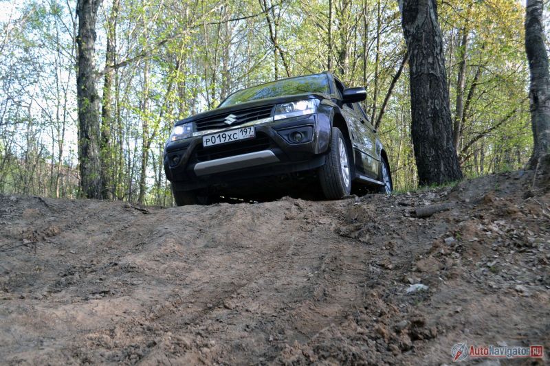 На бездорожье диагональное вывешивание происходит по-кроссоверному быстро. Впрочем, Suzuki в отличие от своих соперников, способен с этим бороться при помощи блокировки межосевого дифференциала. Понижающая передача, кстати, тоже есть