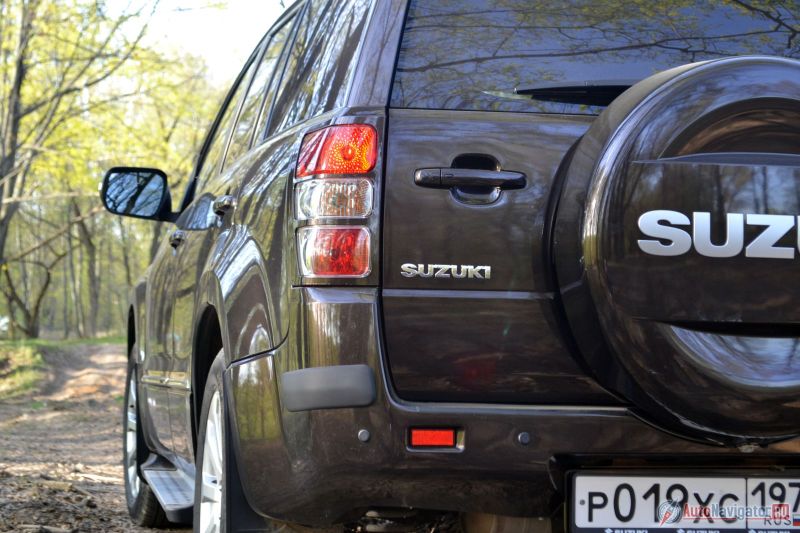 Если спереди Grand Vitara хоть немного, но менялся, сзади отличия вообще не заметны