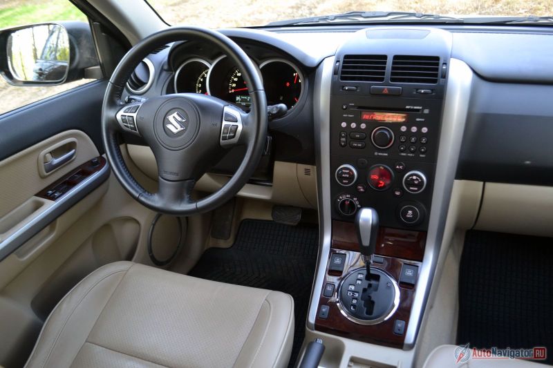 Салон однозначно отбрасывает нас на 10 лет назад. Но при этом все функционально и просто. Каждая кнопка создает впечатление, что даже после миллиона нажатий, она все еще будет работать. А учитывая, сколько этих машин на наших дорогах, так оно и есть