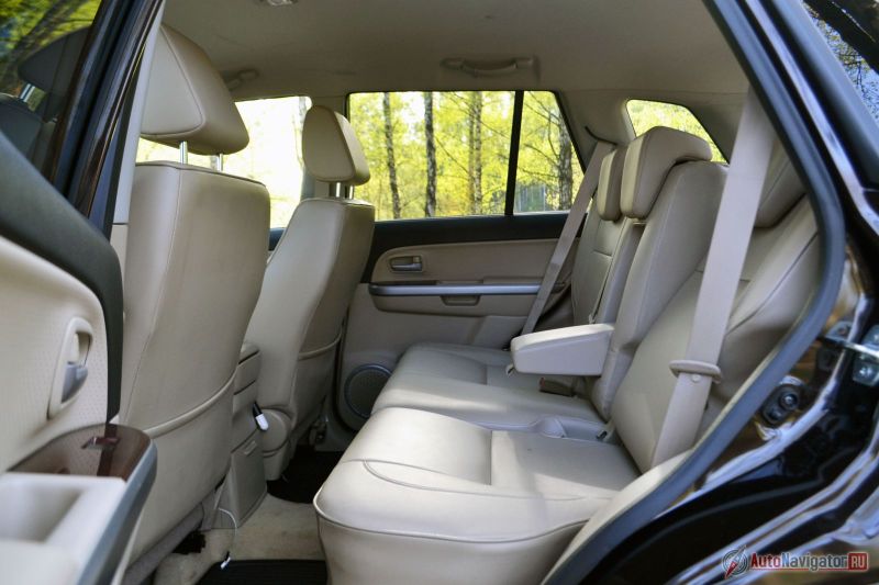 Сзади пусть и не королевский простор, зато ничего нигде не жмет. А что еще вам надо?