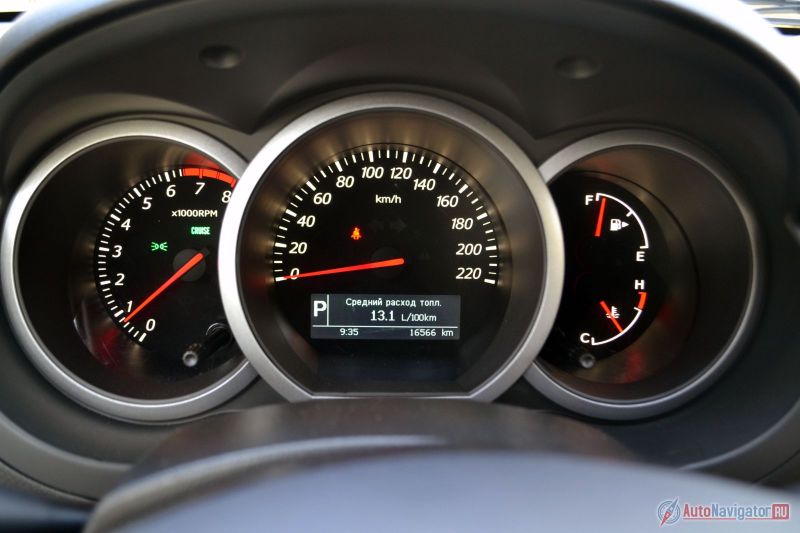 2,4-литровый мотор по паспорту в городе должен расходовать 12,5 литров на 100 км. На практике получилось чуть больше – 13,1 л/100 км