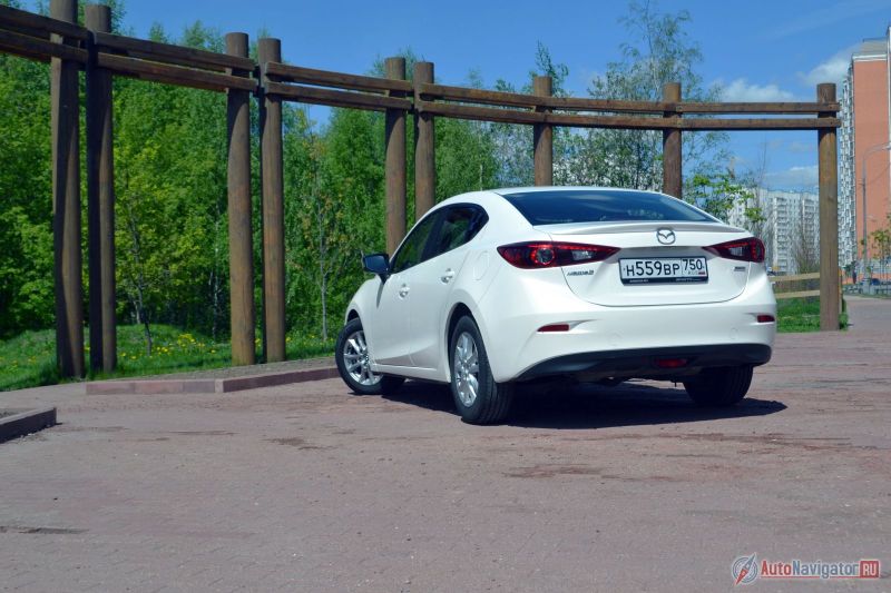 С любого ракурса «тройка» смотрится привлекательно. Одновременно и похожа на «шестерку», и имеет собственные черты – нельзя сказать, что это просто уменьшенная копия