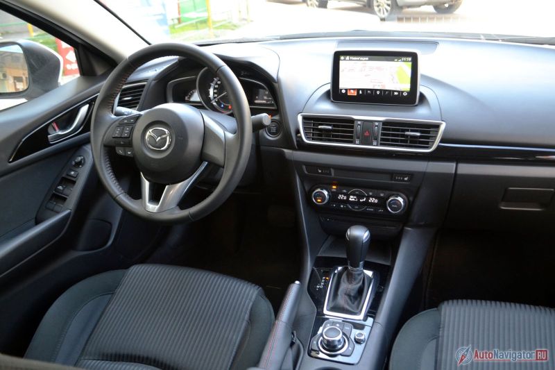 Салон по качеству материалов и сборки ближе к немецким автомобилям, чем к японским. «Планшет» по центру и шайба управления на центральном тоннеле между креслами напоминает «Мерседес». Управление интуитивно понятно и сложностей не вызывает