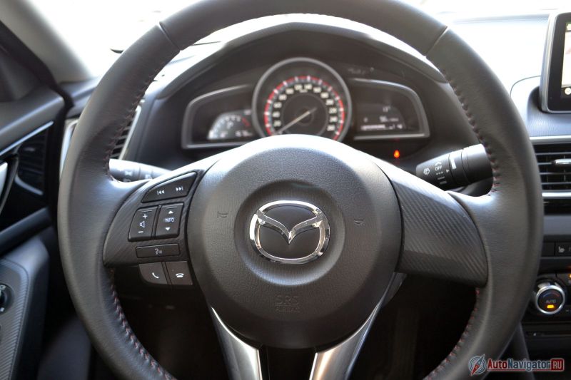 На руле кнопки управления музыкой, бортовым компьютером и телефоном. Справа мог бы быть круиз-контроль, но просто так его заказать не получится – только в комплекте с парктрониками, CD-проигрывателем, датчиками света и дождя, а также автоматически затемняемым зеркалом заднего вида