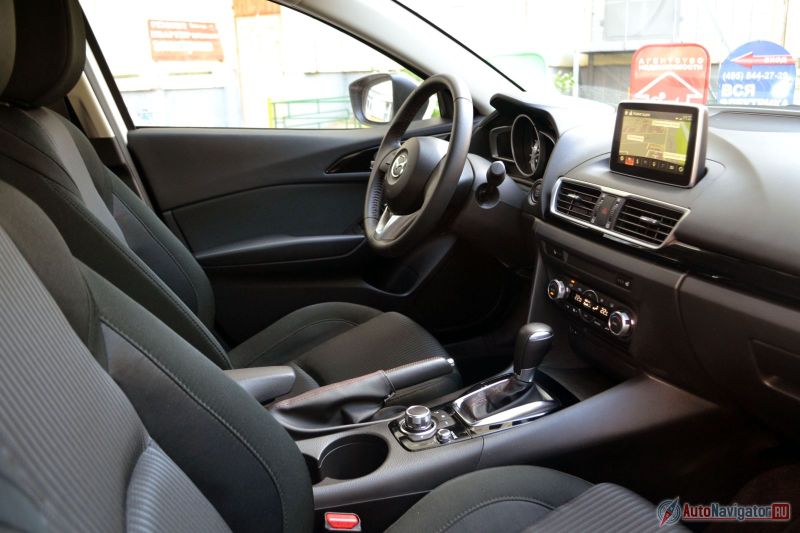 Интерьер строгий, но ему каким-то странным образом удается быть крайне уютным и по-домашнему приятным