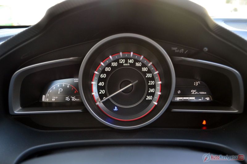 Аналоговый только спидометр. Тахометр и топливомер электронные. За температуру отвечают контрольные лампы. Расход топлива по городу получился 9,5 литров на 100 км, хотя по паспорту – 7,4.