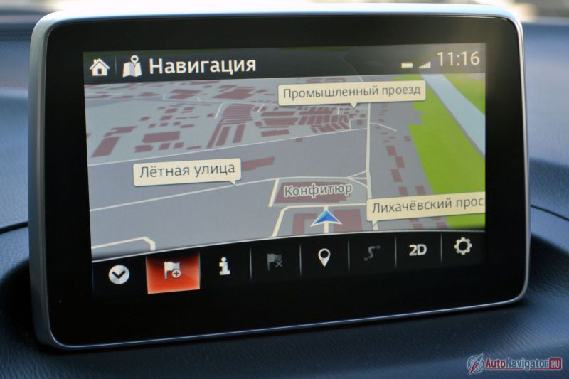 Навигация – это платная опция. Цена за флэшку с картами – 22 000 рублей. А сам цветной дисплей будет только в топовой комплектации Active