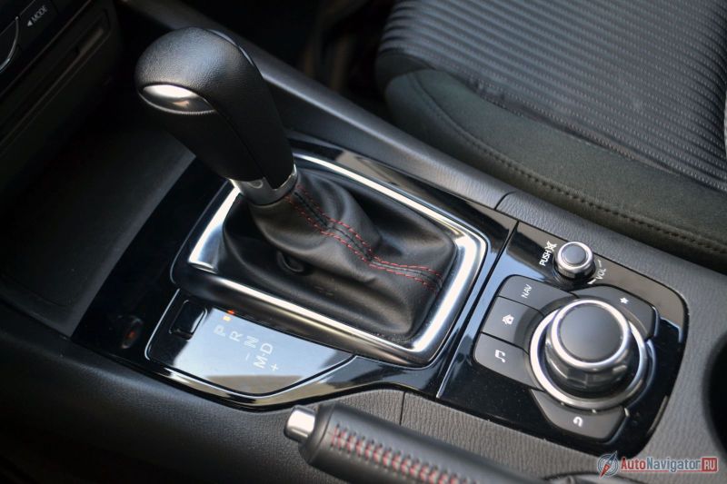 В большинстве случаев с автоматической коробкой передач все в порядке, но иногда не хватает спортивного режима. При переходе в мануальный режим все равно присутствуют ощутимые задержки, так что он не спасает