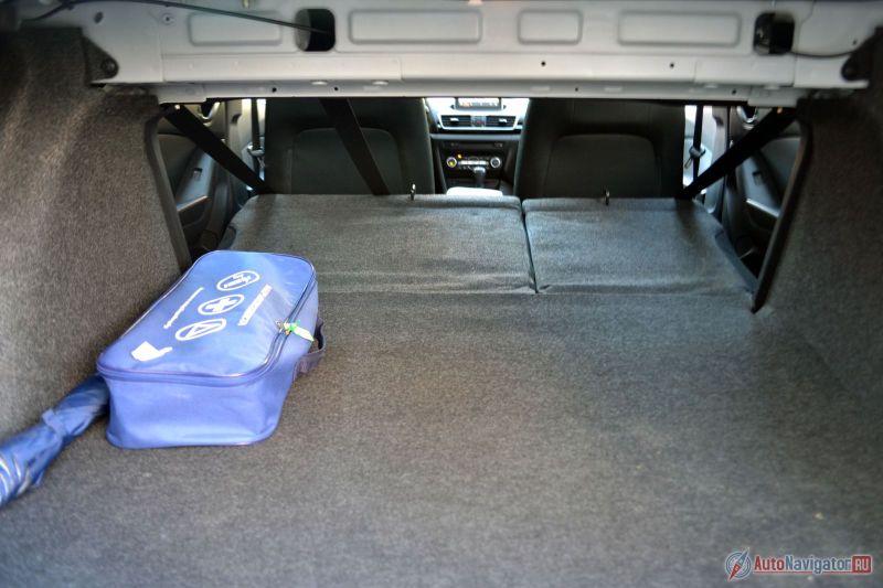 Сиденья складываются прямо из багажника, что нормально. А вот проем получается абсолютно прямоугольным и с идеально ровным полом, что вообще-то говоря, нетипично для машин с таким типом кузова, но очень удобно