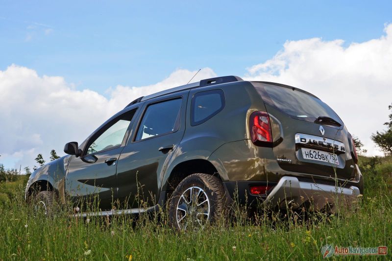 Сзади у автомобиля новые фонари и…