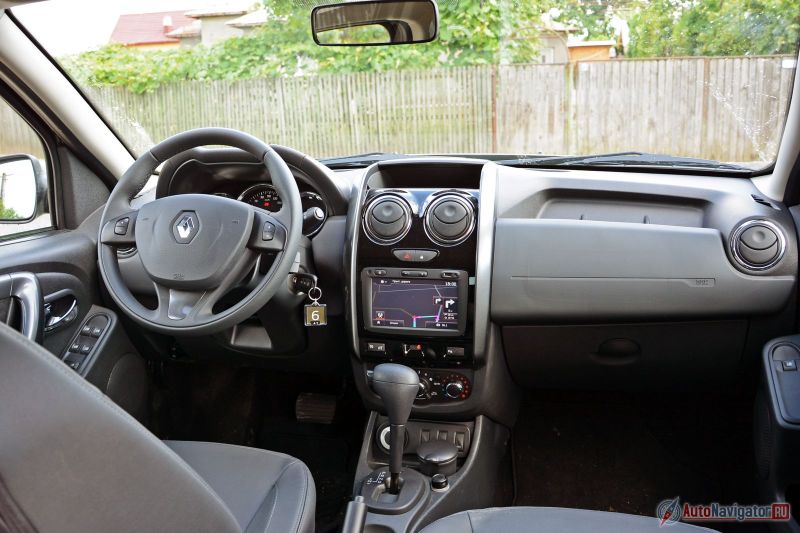 Интерьер получил новый руль, немного изменённую центральную консоль. В качестве опции появился круиз-контроль, а под рулём спрятан пульт управления магнитолой