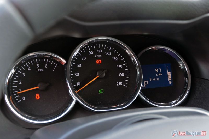 Щиток приборов новый, с белой подсветкой. Повортники теперь «тикают», как на взрослых машинах