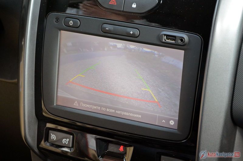 Экран системы Media Nav расположен низко, вдобавок он нетерпим к яркому солнцу